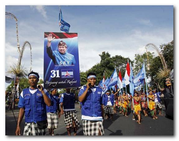 Supporters of Susilo Bambang Yudhoyono and his Democrat Party show their colours in the 2009 general elections / I Made Nagi